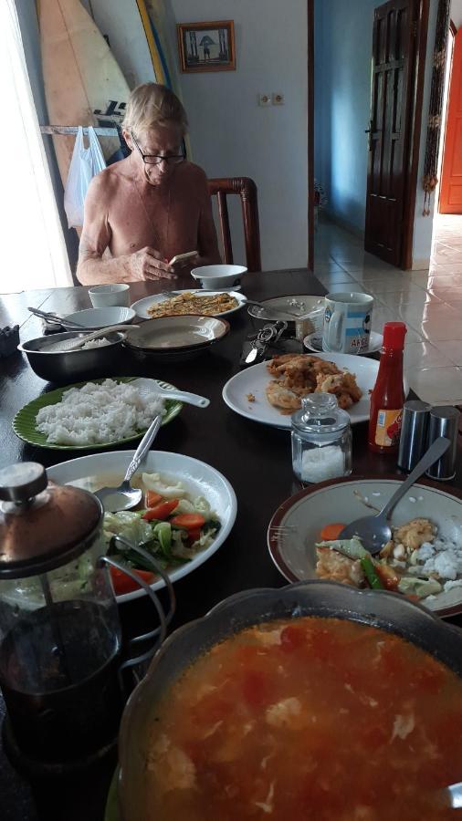 Red Beach Homestay Pasanggaran Luaran gambar